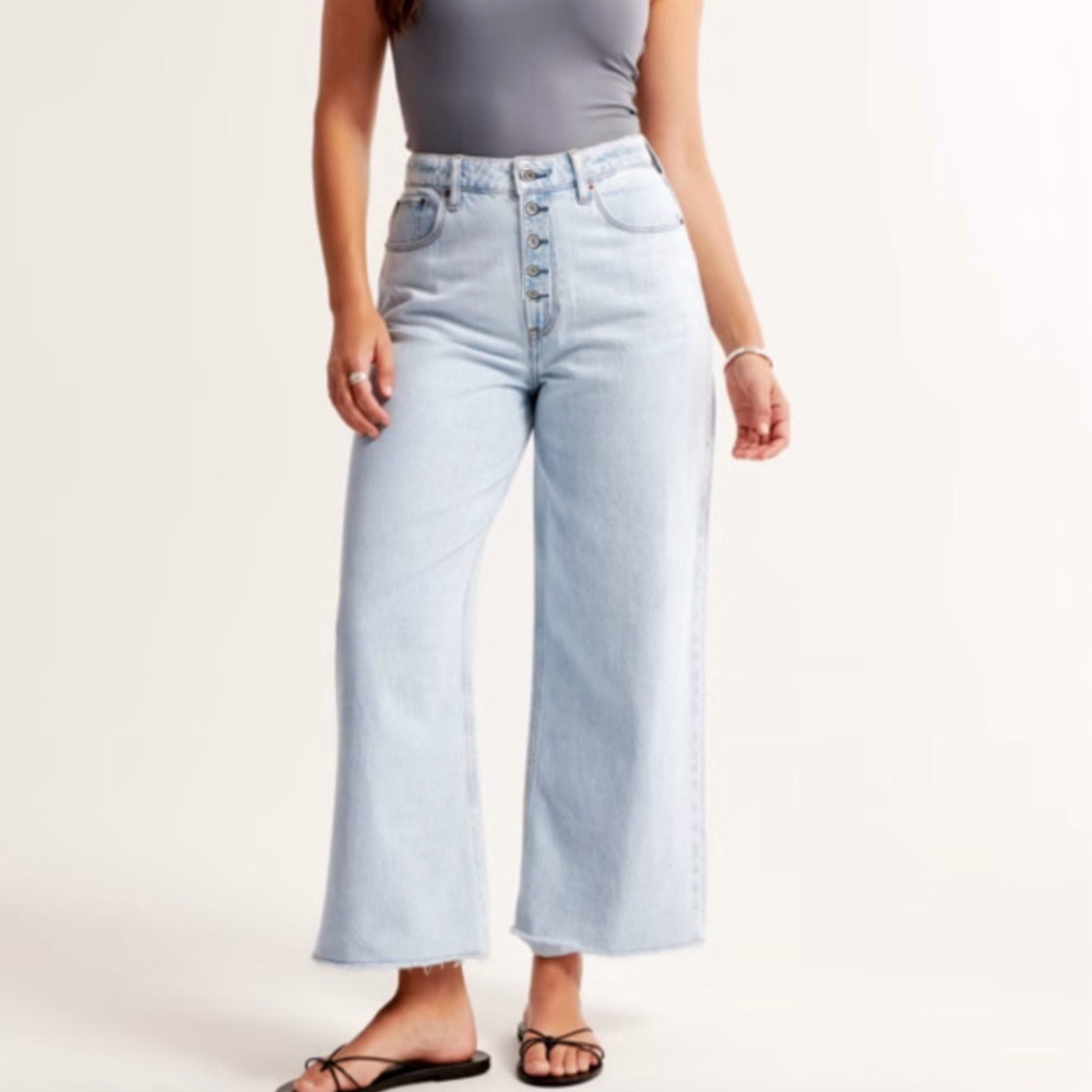 Abercrombie & Fitch Crop wide leg ultra high rise jeans size 26 2R